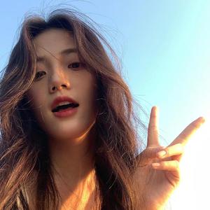 美女顺着丝袜往上摸视频大全
